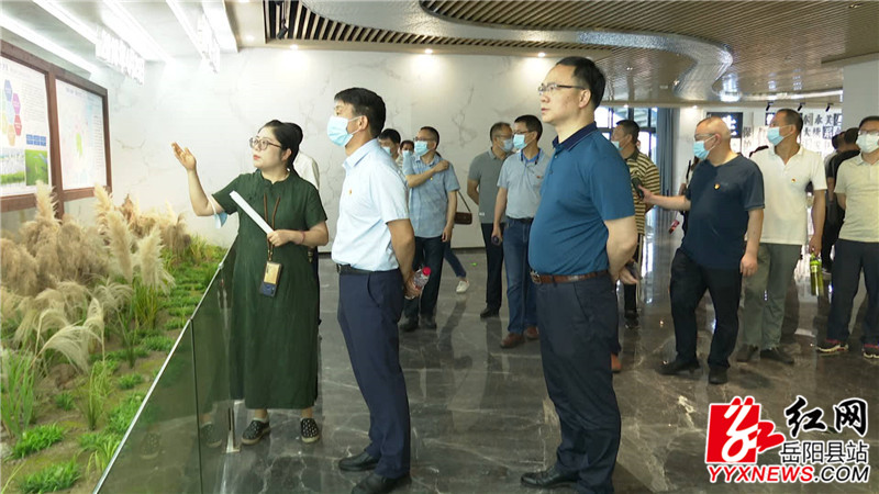 大家正在参观展馆.jpg 大家正在参观展馆.jpg
