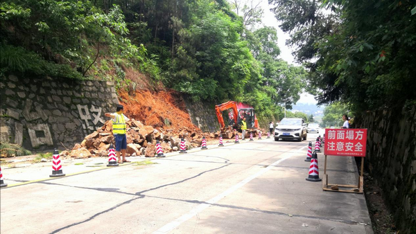衡山:暴雨致多处公路塌方 公路部门积极抢险保畅通1_调整大小.png 衡山:暴雨致多处公路塌方 公路部门积极抢险保畅通1_调整大小.png
