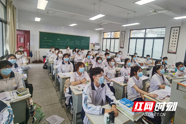 满屏回忆深深触动着学生们，渐渐红了眼眶。.jpg