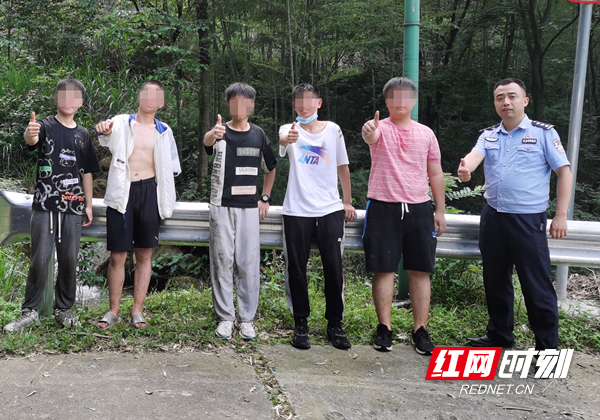 获救后为民警点赞.jpg 获救后为民警点赞.jpg