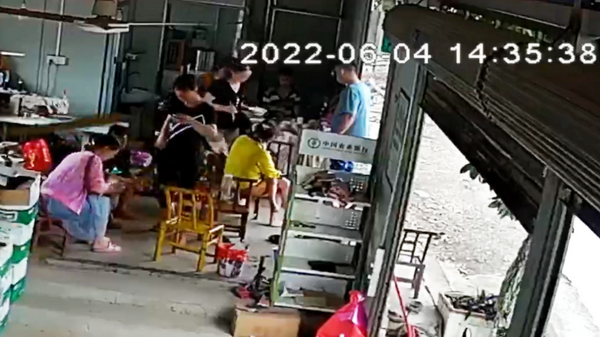衡山:面包车翻入水塘一家七口被困 两男子冒着大雨砸车窗救人2_调整大小.png 衡山:面包车翻入水塘一家七口被困 两男子冒着大雨砸车窗救人2_调整大小.png