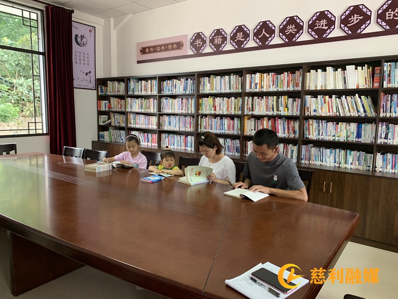 6.6看书.jpg 6.6看书.jpg