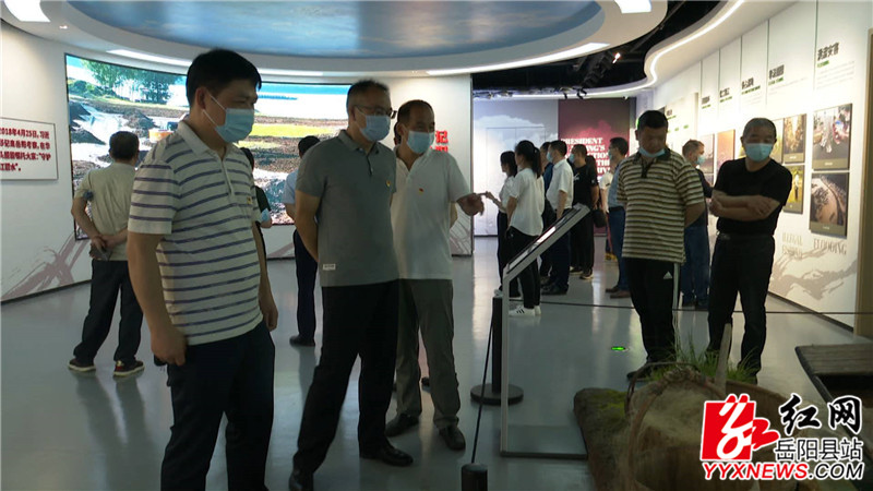大家正在参观展馆2.jpg 大家正在参观展馆2.jpg