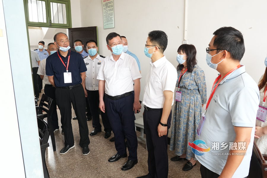 赵新文在东山学校广播信号室督导高考准备工作。.png