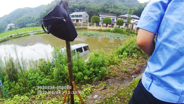 衡山:面包车翻入水塘一家七口被困 两男子冒着大雨砸车窗救人1_调整大小.png 衡山:面包车翻入水塘一家七口被困 两男子冒着大雨砸车窗救人1_调整大小.png