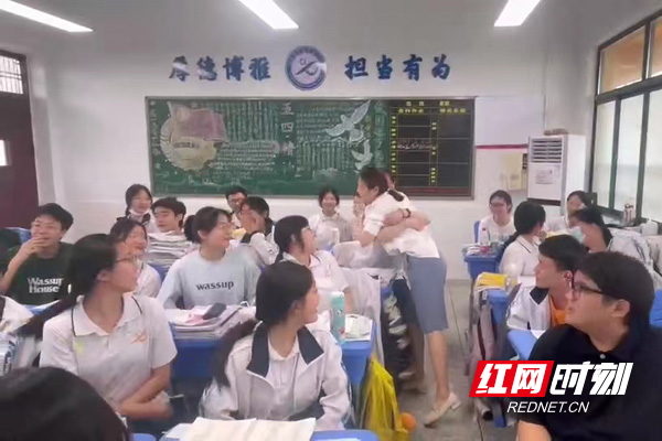 裴玲老师缓缓走下讲台，与每个学生深情拥抱.jpg