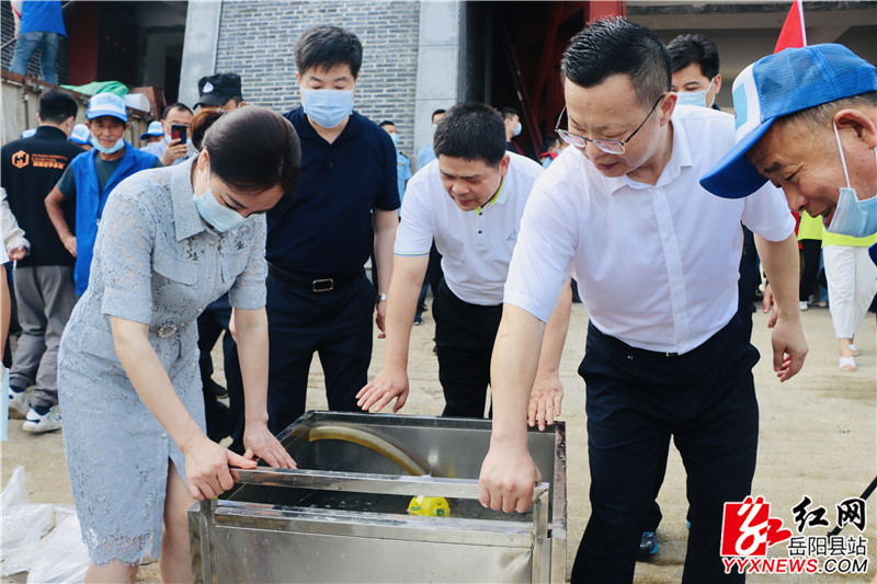 增殖放流现场1.jpg 增殖放流现场1.jpg