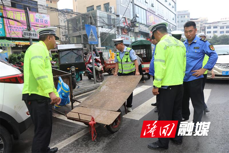 对乱停乱放车辆进行拖移.JPG
