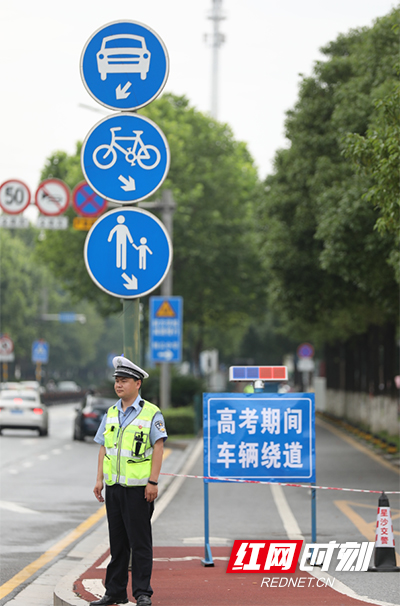 在长沙县各大考点交通管制路段路口均有交警站岗，维持交通秩序，为考生考试创造良好环境。李杰 摄.jpg