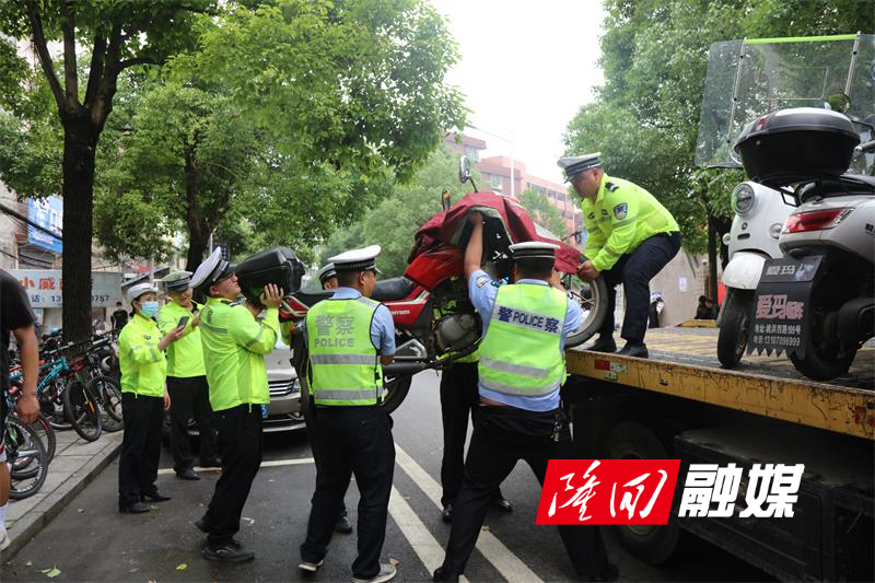 对违法车辆进行拖移.JPG