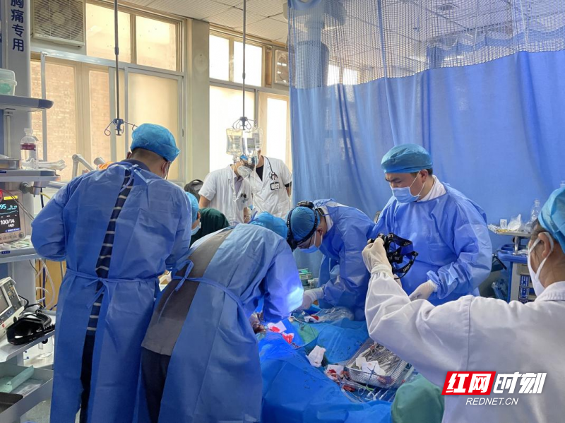 医护人员对高田进行抢救。  医院供图