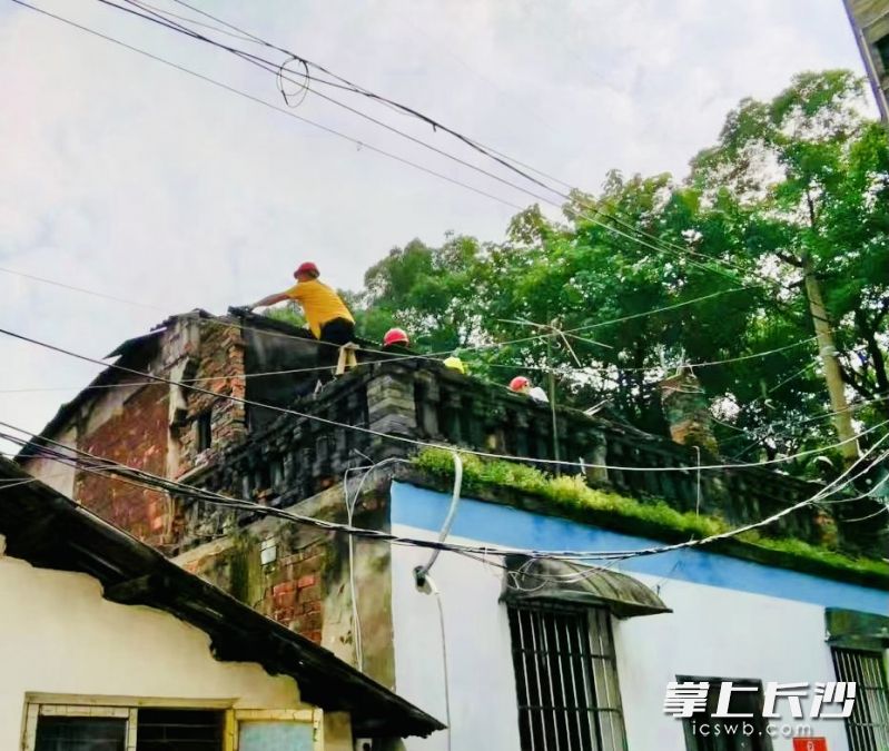 拆除文物古建楼顶的违章建筑。均为通讯员李奕摄