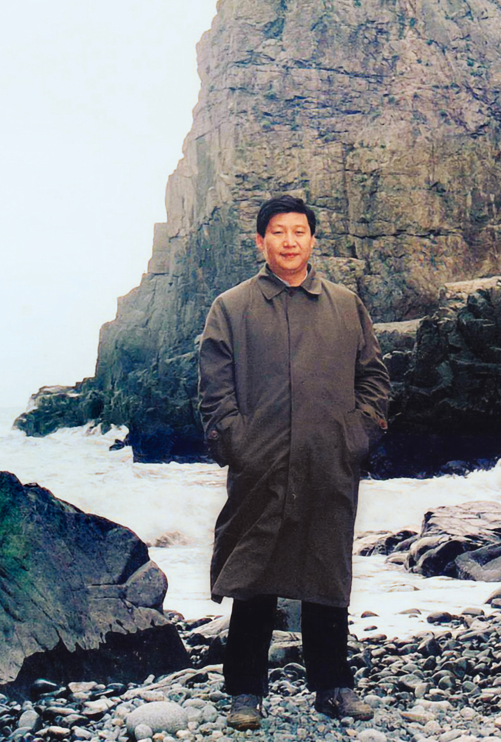 上世纪90年代初,时任福州市委书记习近平在平潭调研。