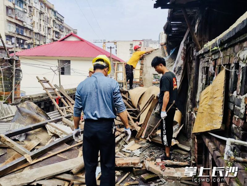 违建拆除干净，青砖栏杆露出真颜。