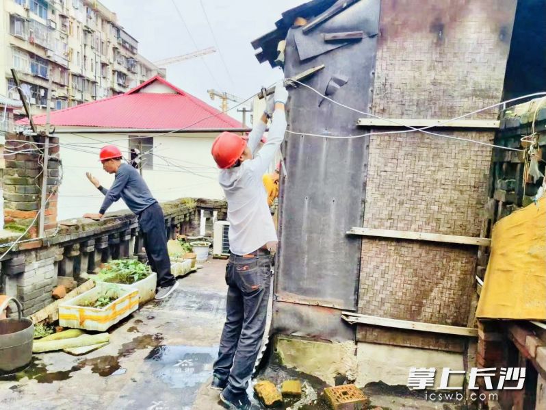 文物古建头顶违章建筑，民国风的青砖朝天栏杆和门楼都被遮蔽。