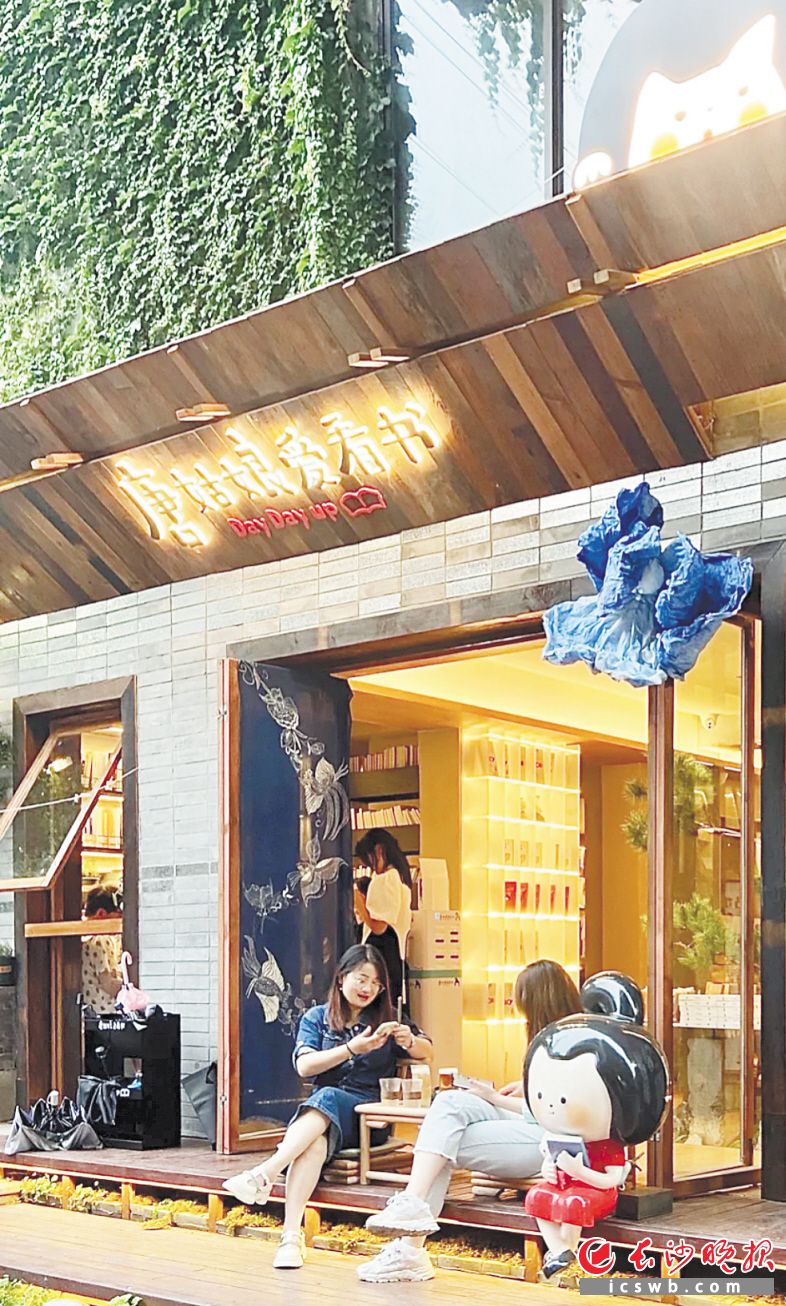 　　位于长沙丰盈里轩辕巷深处的唐姑娘爱看书茶点坊，充满了国风气息。