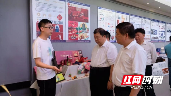 刘望现场听取MFA同学们的作品设计汇报.jpg