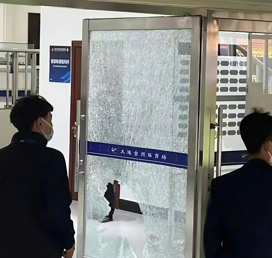 徐新踢碎了金州体育场的玻璃。