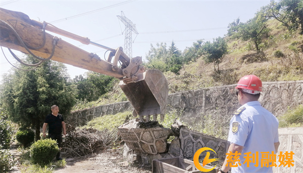 乡斌改办和执法大队联合拆除活人墓_副本.jpg 乡斌改办和执法大队联合拆除活人墓_副本.jpg