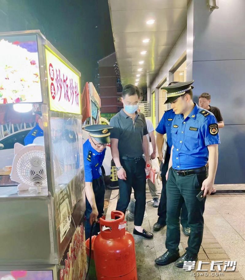 执法人员查处夜宵档口不安全用气的隐患。均为长沙晚报全媒体记者 李卓 摄