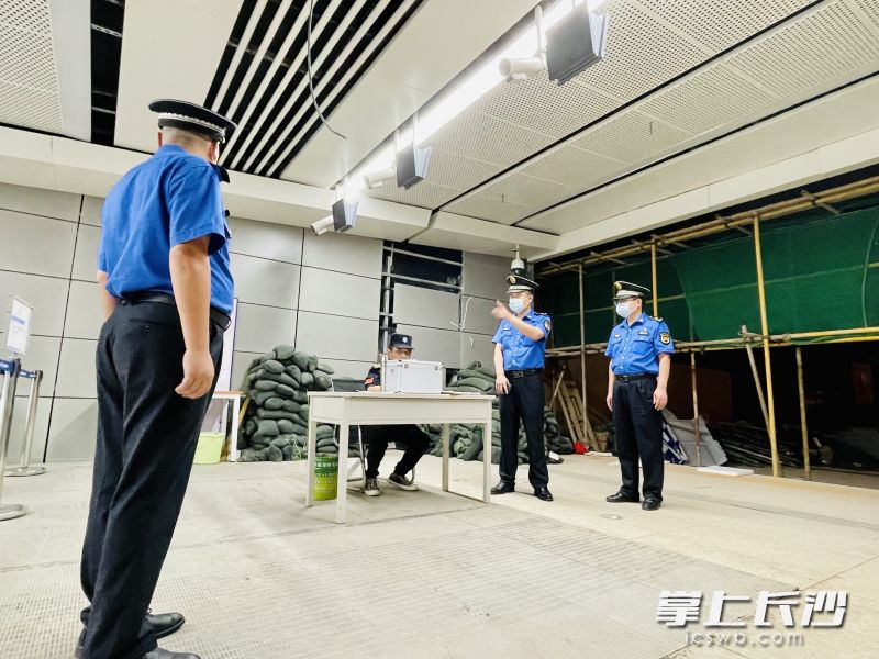 执法人员监督考点周边工地停工执行情况。