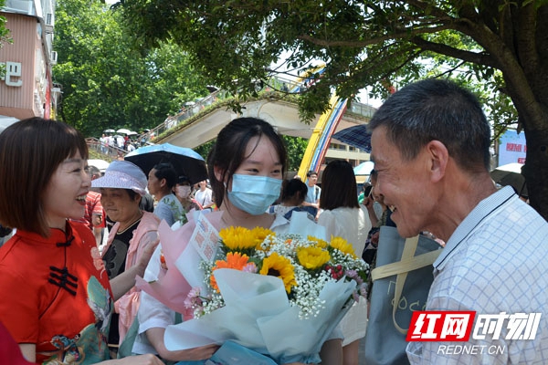 6月7日，高考启幕，图为常德市七中考点，学生走出考室。