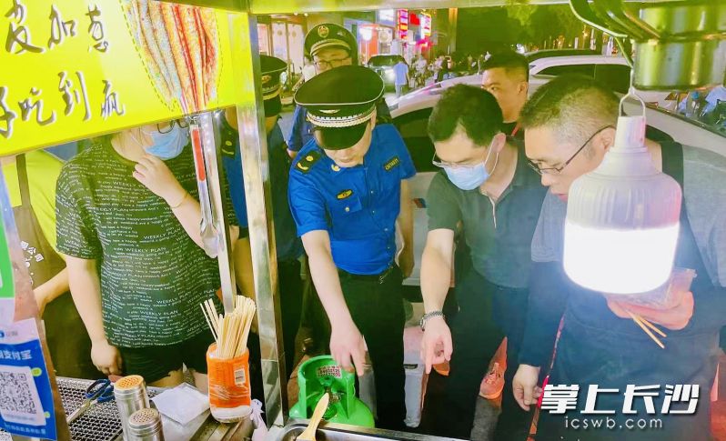 四方商贸城夜宵档口液化气用气三类隐患被责令整改。