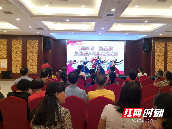 图三：五岭阁社区“喜迎中秋，欢度国庆”庆祝建党100周年文艺汇演.jpg