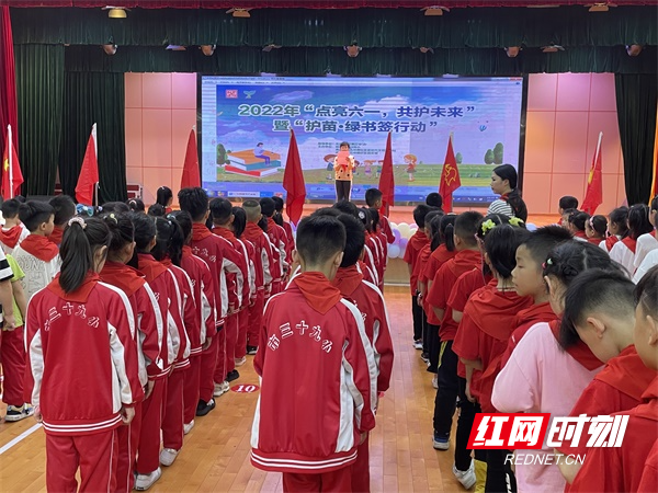 图四：五岭阁社区“绿书签”进校园活动.jpg