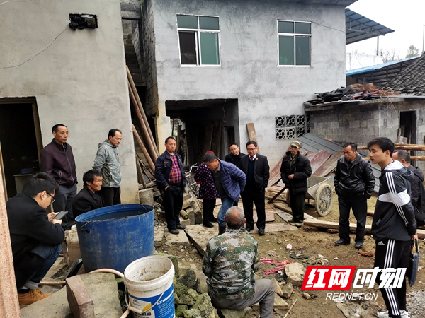 联合法庭现场调解村民邻里纠纷，维护社会和谐稳定。.jpg