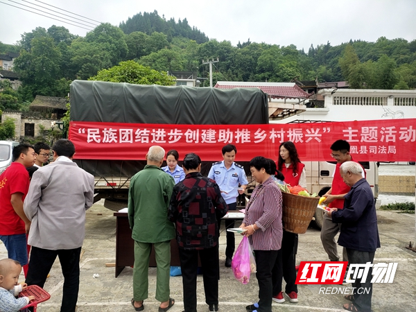 深入村（社区）开展民族团结相关政策知识宣传。.jpg