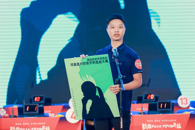 反电诈技能比武上，选手展示自己设计的预防电信诈骗新媒体海报。