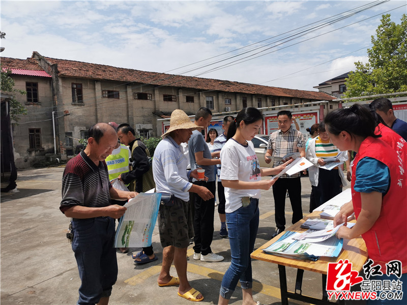 工作人员正在向居民讲解有关保护湿地的法律法规.jpg