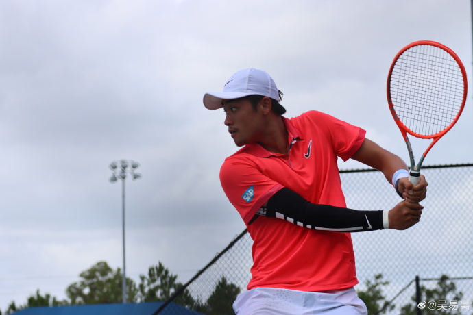 吴易昺在比赛中。