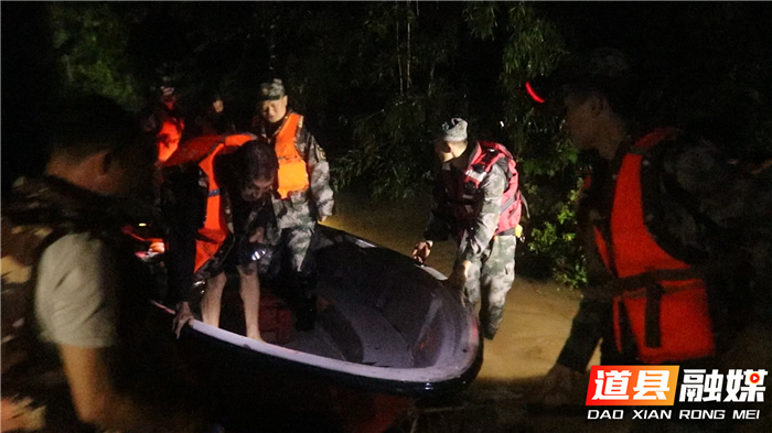 道县：民兵深夜紧急转移被洪水围困群众