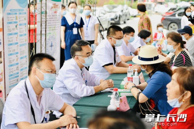 政协委员专家名医“天团”进社区免费坐诊，成为开福区政协委员“健康之家”服务常态。 均为通讯员王淦摄