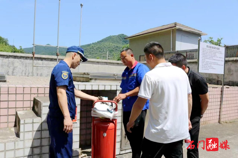 新铺镇：“敲门入户”开展经营性自建房消防安全专项检查1.jpg