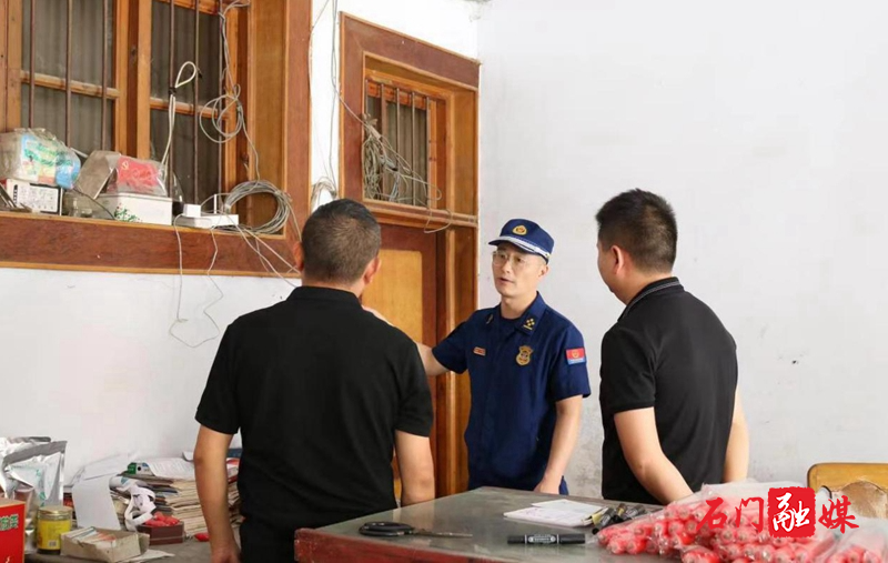 新铺镇：“敲门入户”开展经营性自建房消防安全专项检查2.jpg