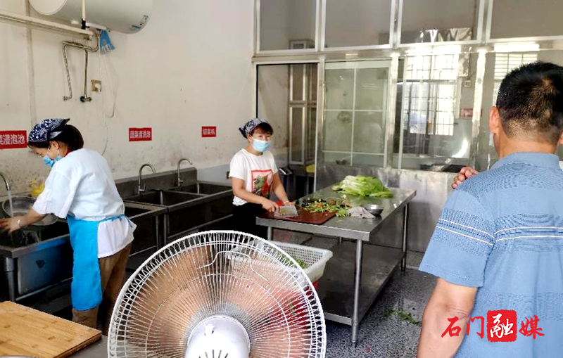 易家渡镇：保障食品安全，助力中考加油2.jpg