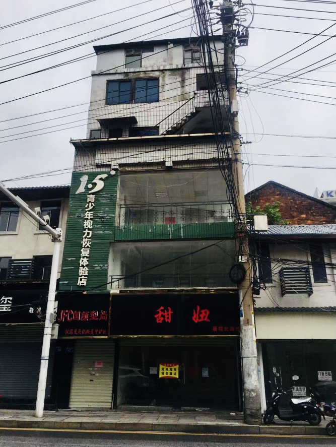 拆违之前，这栋小楼加建三层违章建筑，紧贴高压线，隐患重重。通讯员 范辉云 摄