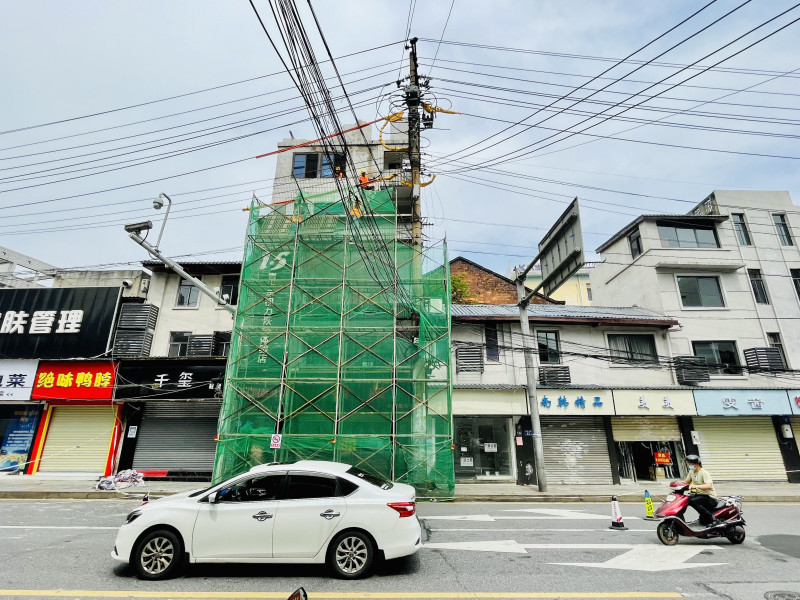 采取严密的安全措施后，该楼实施纯手工拆违，不能用任何电动工具。 长沙晚报全媒体记者 李卓 摄