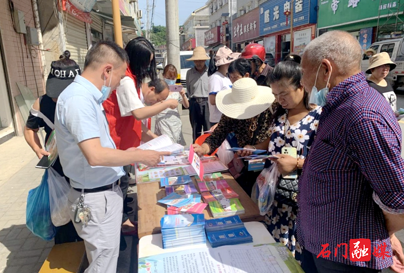 所街乡：“面对面”开展安全生产“一条街”现场宣传咨询活动1.jpg