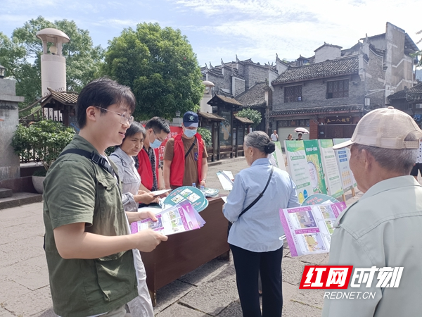设台向市民宣传节能知识.jpg