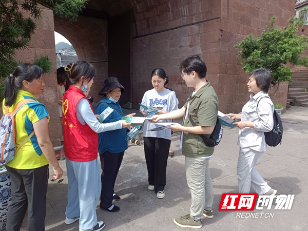 向市民发放节能宣传手册.jpg