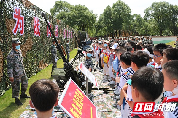 芙蓉区人武部组织700多名师生进军营 感受强军成就