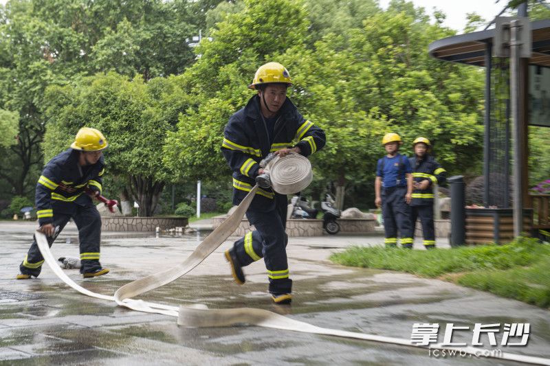 参赛人员进行消火栓灭火实操。