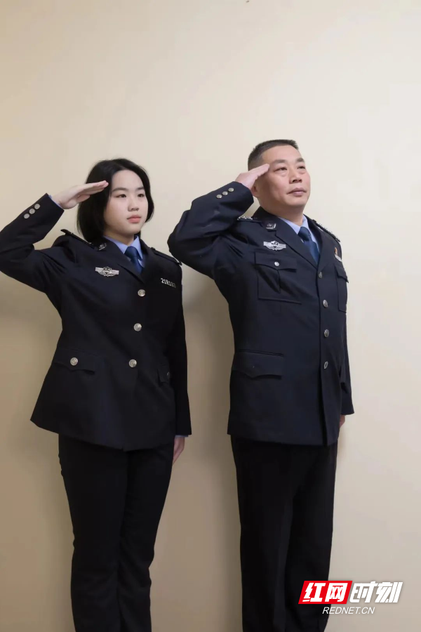 【父亲节特辑】一位警官父亲对学警女儿的寄语:心中有赤诚,眼中有光芒 【父亲节特辑】一位警官父亲对学警女儿的寄语:心中有赤诚,眼中有光芒