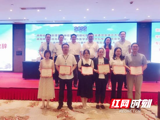 (右一右二分别为李威、李兰)