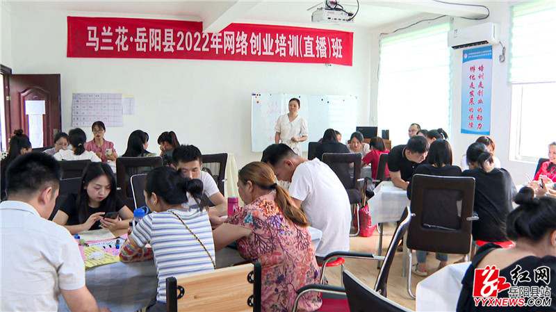 学员们正在进行直播实操后复盘.jpg