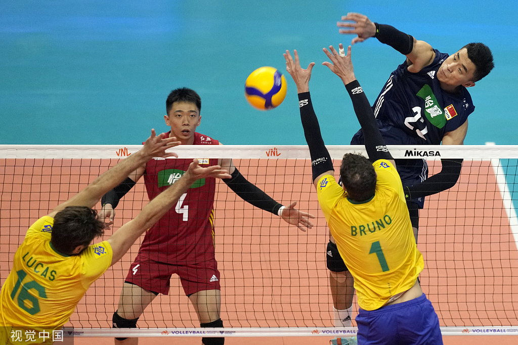 中国男排击败世界第一巴西队。